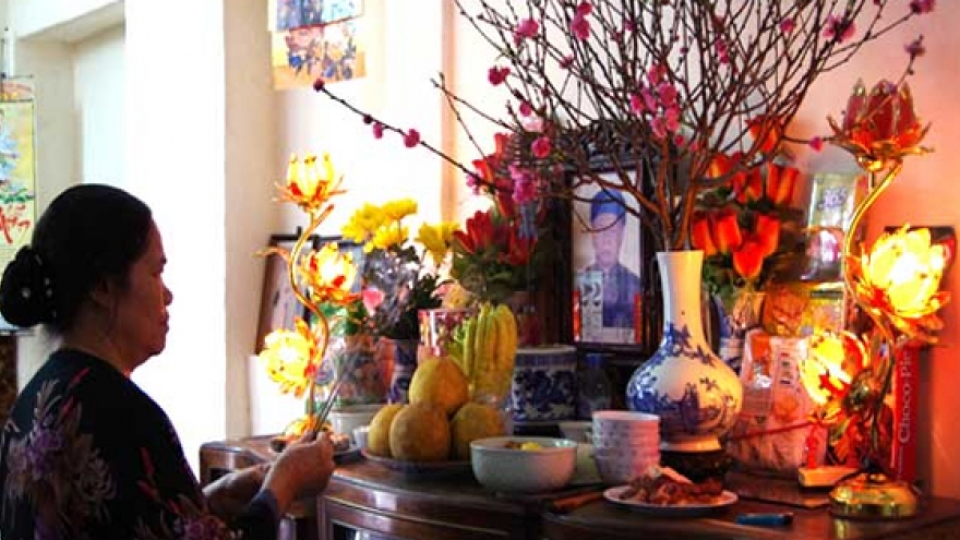 How do Vietnamese families decorate ancestral altar during Tet?